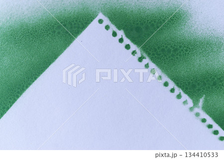 スプレー塗料の緑色の背景 134410533