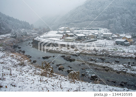 馬瀬川沿いの集落 冬景色《岐阜県 下呂市 馬瀬》 134410595