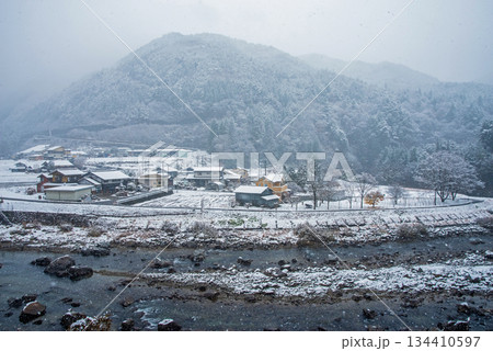 馬瀬川沿いの集落 冬景色《岐阜県 下呂市 馬瀬》 134410597