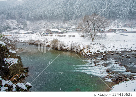 冬の馬瀬川《岐阜県 下呂市 馬瀬》 冬の馬瀬川《岐阜県 下呂市 馬瀬》 134410625