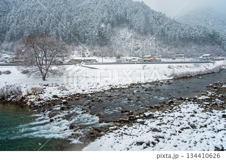 冬の馬瀬川《岐阜県 下呂市 馬瀬》 冬の馬瀬川《岐阜県 下呂市 馬瀬》 134410626