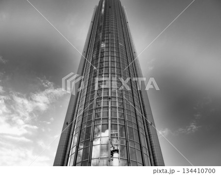 軌道エレベーターのような高層ビル 軌道エレベーターのような高層ビル 134410700
