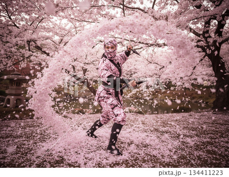 桜が舞い散る　女性忍者桜隠れの術 134411223