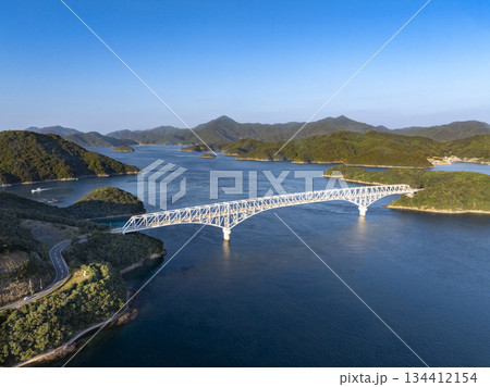 ドローン空撮した長崎県新上五島若松瀬戸と若松大橋の風景 ドローン空撮した長崎県新上五島若松瀬戸と若松大橋の風景 134412154