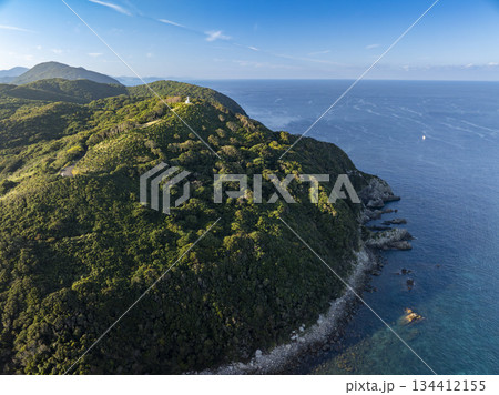 ドローン空撮した長崎県新上五島町津和崎の津和崎灯台と岬の風景 134412155