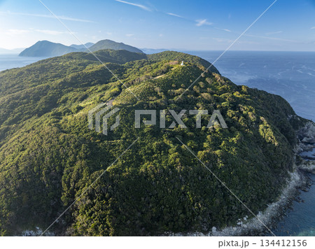 ドローン空撮した長崎県新上五島町津和崎の津和崎灯台と岬の風景 ドローン空撮した長崎県新上五島町津和崎の津和崎灯台と岬の風景 134412156