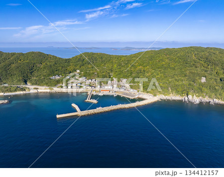 ドローン空撮した長崎県新上五島町津和崎郷の集落と港の風景 ドローン空撮した長崎県新上五島町津和崎郷の集落と港の風景 134412157