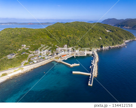 ドローン空撮した長崎県新上五島町津和崎郷の集落と港の風景 134412158