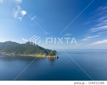 ドローン空撮した長崎県新上五島矢堅目公園と矢堅目灯台の風景 134412160