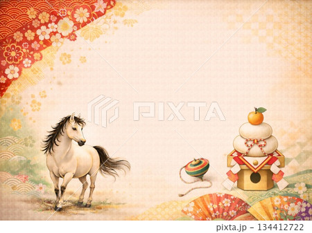 白馬と鏡餅とこまの年賀状素材 白馬と鏡餅とこまの年賀状素材 134412722