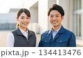 作業着の若い男女 134413476