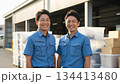 倉庫で働く作業員 134413480