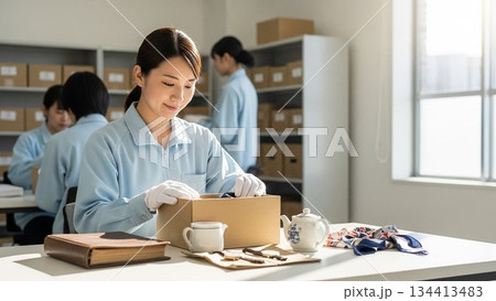 遺品を整理する女性 134413483