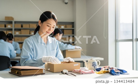 遺品を整理する女性 134413484