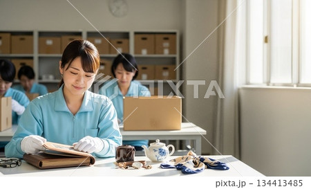 遺品を整理する女性 134413485