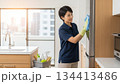 冷蔵庫を拭くハウスクリーニングの女性 134413486