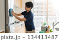 冷蔵庫を拭くハウスクリーニングの女性 134413487