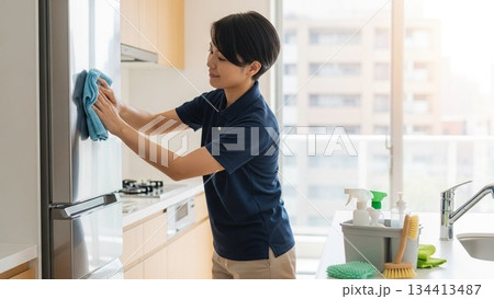 冷蔵庫を拭くハウスクリーニングの女性 134413487