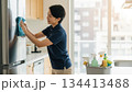 窓拭きをするハウスキーパー 134413488