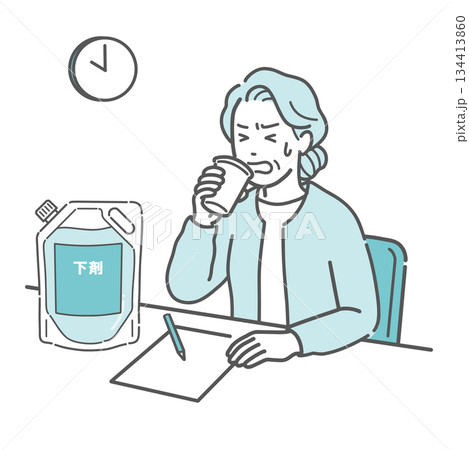 大腸カメラの前処置で下剤を飲むのが辛そうな高齢女性 134413860