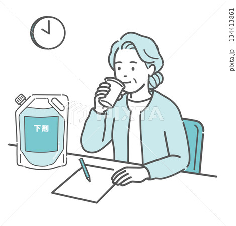 大腸カメラの前処置で下剤を余裕で飲む高齢女性 134413861