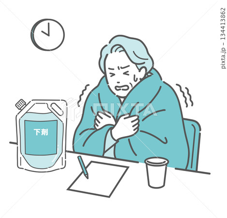 大腸カメラの前処置で下剤を飲んで寒気を感じている高齢女性（副作用・冷え） 134413862