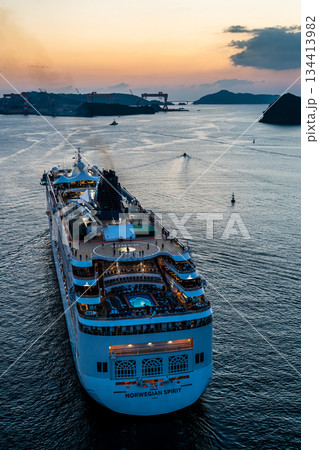 長崎港客船出港（Norwegian Spirit）女神大橋から【長崎市】 134413982