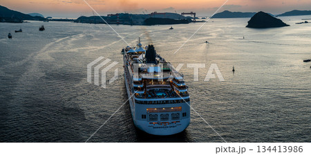 長崎港客船出港（Norwegian Spirit）女神大橋から　パノラマ【長崎市】 134413986