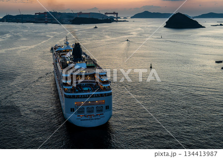 長崎港客船出港(Norwegian Spirit)女神大橋から【長崎市】 長崎港客船出港(Norwegian Spirit)女神大橋から【長崎市】 134413987