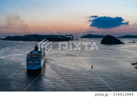 長崎港客船出港(Norwegian Spirit)女神大橋から【長崎市】 長崎港客船出港(Norwegian Spirit)女神大橋から【長崎市】 134413994