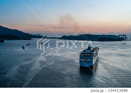 長崎港客船出港（Norwegian Spirit）女神大橋から【長崎市】 134413996