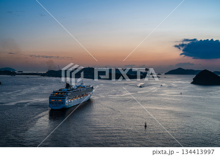 長崎港客船出港(Norwegian Spirit)女神大橋から【長崎市】 長崎港客船出港(Norwegian Spirit)女神大橋から【長崎市】 134413997