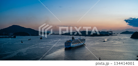 長崎港客船出港（Norwegian Spirit）女神大橋から　パノラマ【長崎市】 134414001