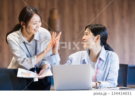 オフィスで働くビジネスパーソン 134414031