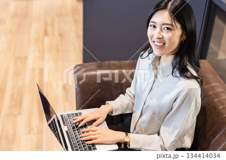 コワーキングスペースでノートパソコンを操作する女性 コワーキングスペースでノートパソコンを操作する女性 134414034
