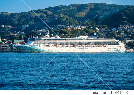 長崎港客船入港(Norwegian Spirit)対岸から【長崎市】 長崎港客船入港(Norwegian Spirit)対岸から【長崎市】 134414105
