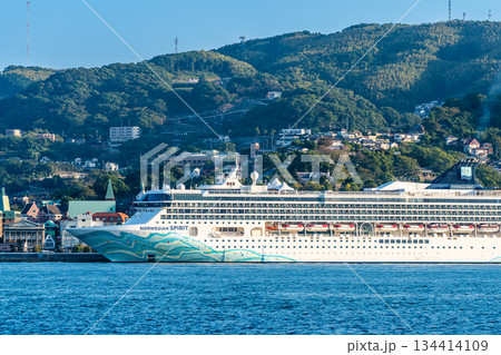 長崎港客船入港(Norwegian Spirit)対岸から【長崎市】 長崎港客船入港(Norwegian Spirit)対岸から【長崎市】 134414109
