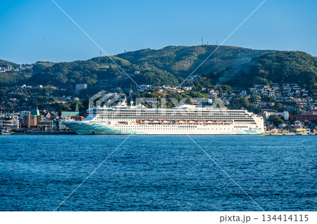 長崎港客船入港(Norwegian Spirit)対岸から【長崎市】 長崎港客船入港(Norwegian Spirit)対岸から【長崎市】 134414115