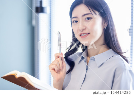手帳を持つビジネスウーマン 手帳を持つビジネスウーマン 134414286