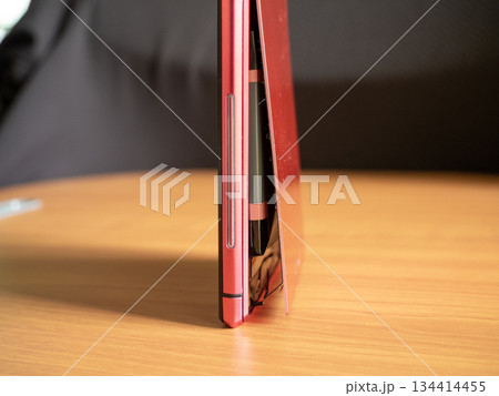 バッテリーが膨張したスマートフォン 134414455