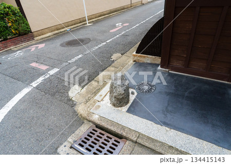 京都市内の狭い道路の角にあるいけず石 134415143