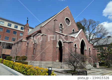 青空に映える同志社礼拝堂 134415326