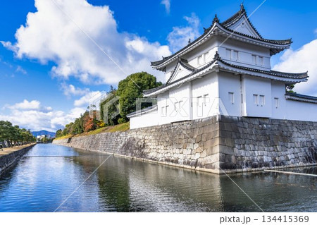 晩秋の二条城東南隅櫓　京都府京都市 134415369