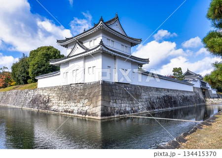 晩秋の二条城東南隅櫓 京都府京都市 晩秋の二条城東南隅櫓 京都府京都市 134415370