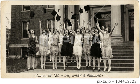 卒業の喜び：1926年卒業生たちの笑顔 134415525