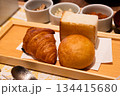 ホテルの朝食のパン 134415680