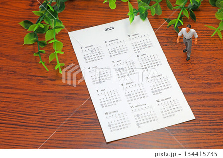 2026年のカレンダーとビジネスマン 2026年のカレンダーとビジネスマン 134415735