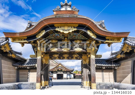 晩秋の二条城　唐門　京都市中京区 134416010