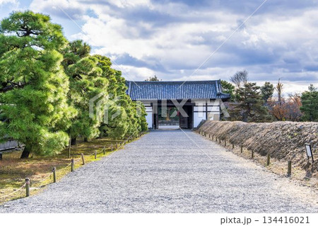 晩秋の二条城　桃山門　京都市中京区 134416021