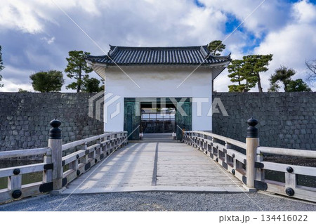 晩秋の二条城　本丸櫓門と東橋　京都市中京区 134416022